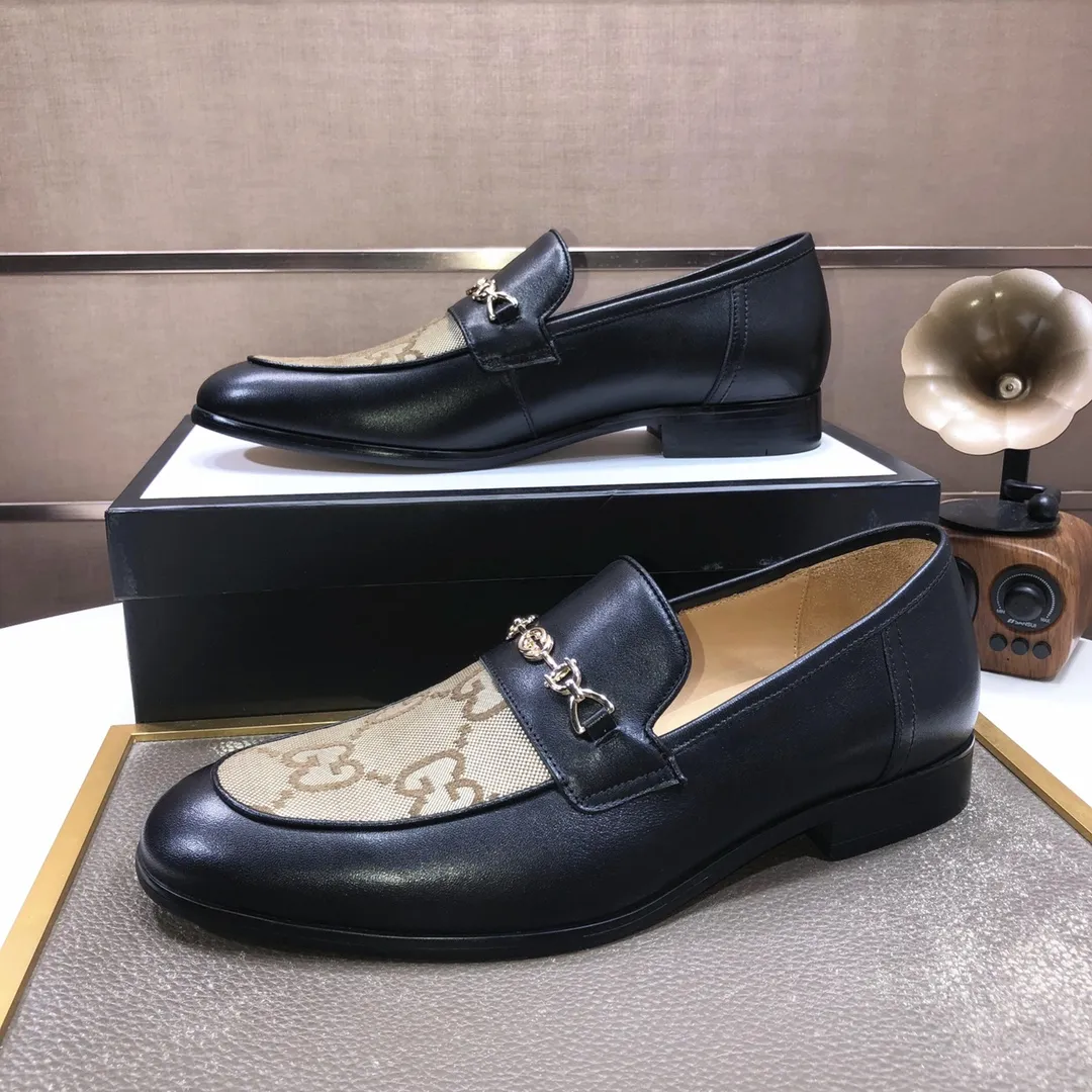 Factory batch 500💰Italy’s top luxury men’s shoe giant (GUCCI) (Gucci) (full cowhide lining) new arrival🍃Original European style🔰 Pleasant to the eye😍In order to make the shoes more durable and non-deformable🌀The production continues to follow traditional methods but there is still no lack of innovation💪The original sheepskin is selected for the leather♻️Smooth, natural and extra bright⭐Made of imported cowhide The rich man’s first choice 38-45 (45 customized)